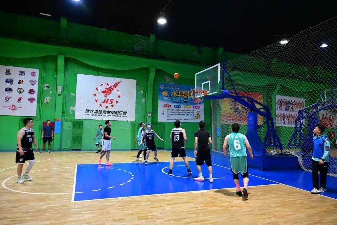 精英篮球对决盛大开场，观众热情高涨的简单介绍