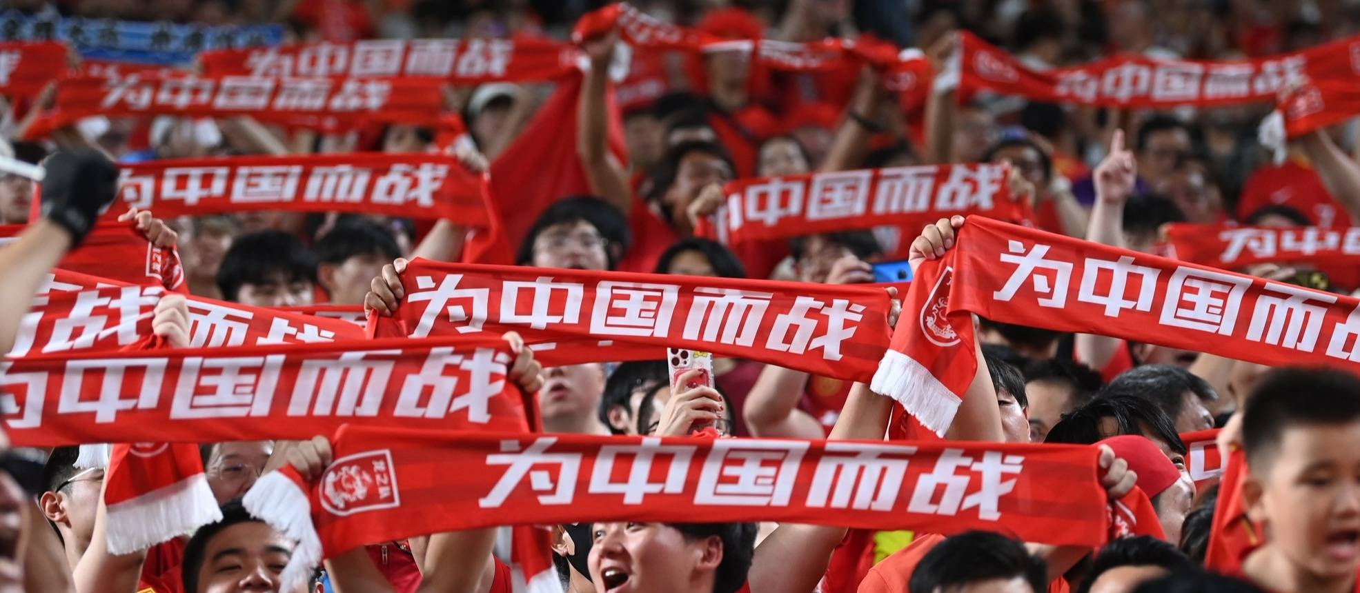 国内足球联赛上演悬念丛生的比赛场面