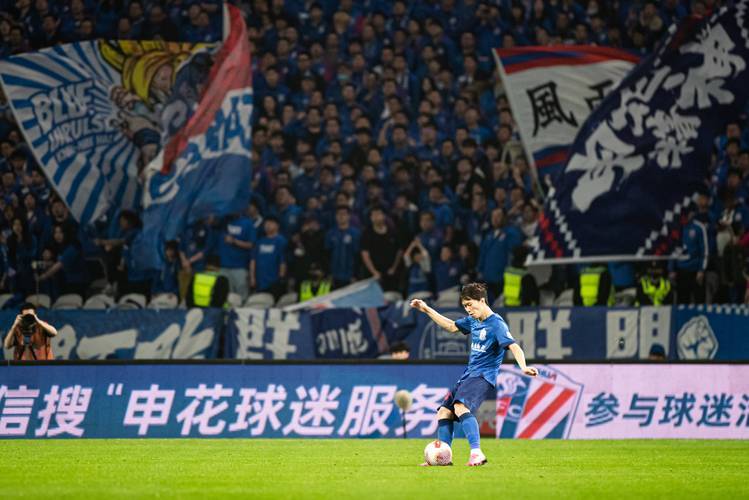 国内足球联赛上演悬念丛生的比赛场面