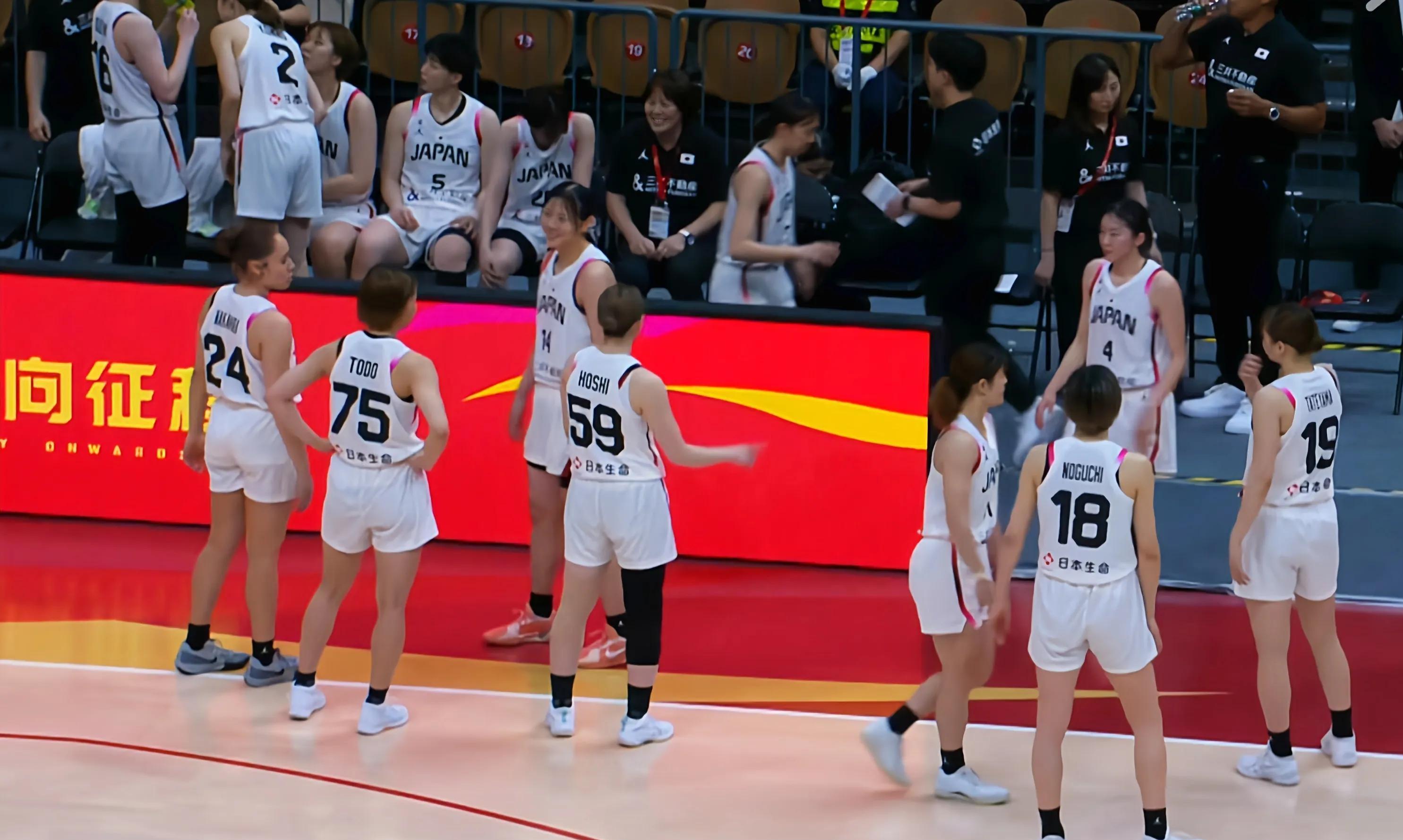 关于中国女篮昨晚对阵日本女篮精彩瞬间全场93-61大胜对手的信息