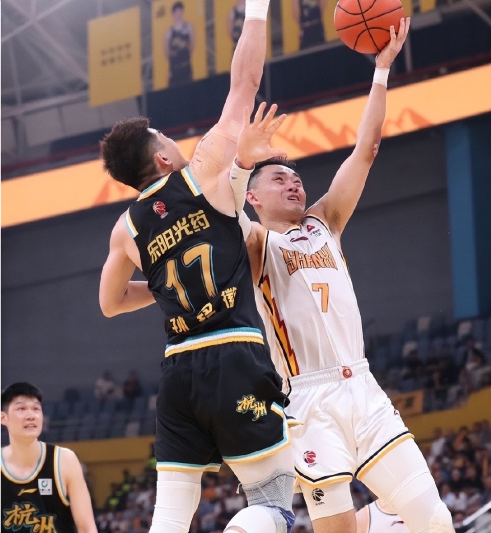包含三人男篮-中国男篮16-21荷兰张宁7分4篮板的词条