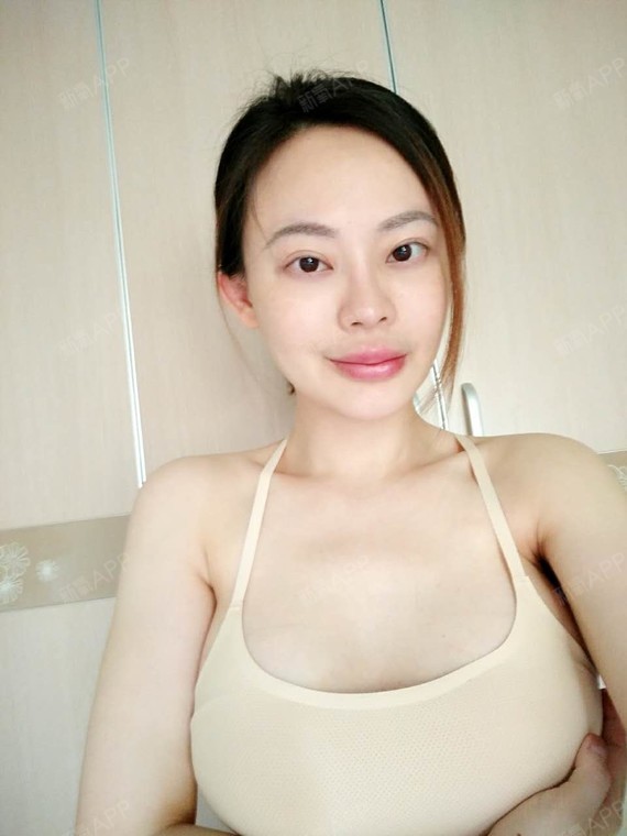 关于萨卡女友晒写真引热议回复网友：没隆胸(图)的信息