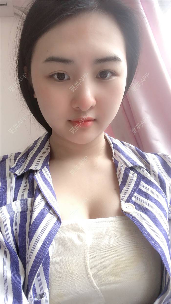 关于萨卡女友晒写真引热议回复网友：没隆胸(图)的信息